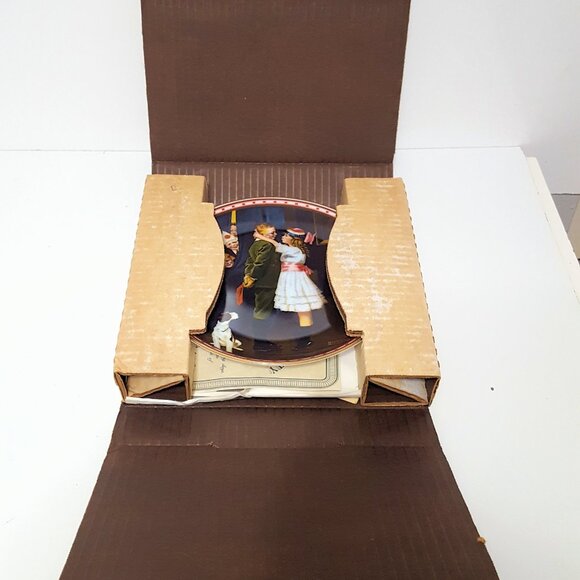 Vintage Norman Rockwell Kiss and Tell Edwin M. Knowles Collectors Plate 8.5" - Picture 6 of 7